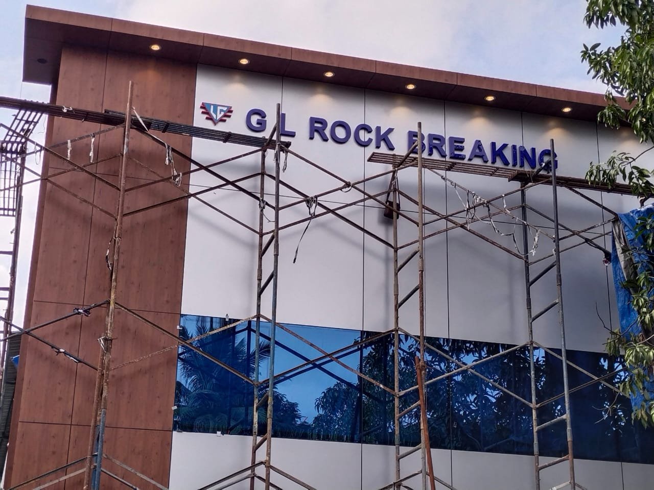 ACP cladding facade - G L Rock Breaking commercial building